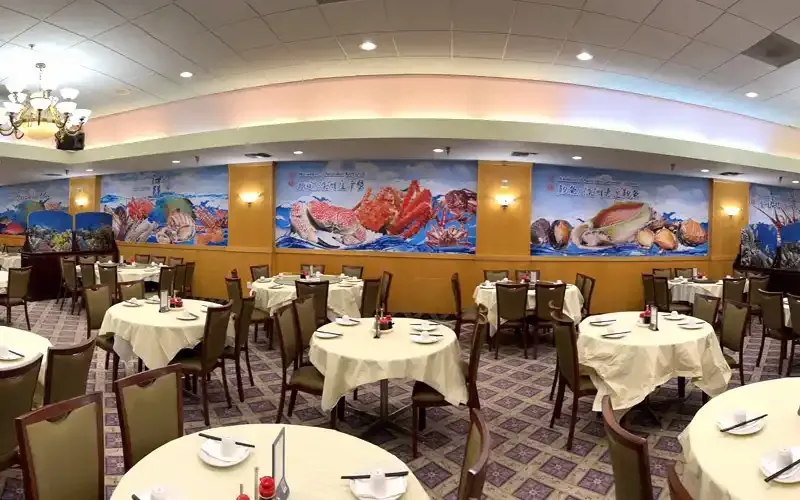 Dining room at Grand Golden Bay Seafood with round banquet tables