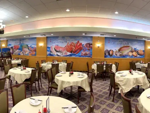 Dining room at Grand Golden Bay Seafood with round banquet tables